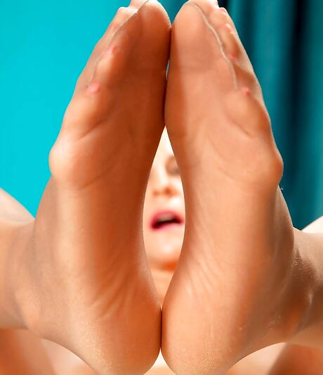 Luxurious american blonde mature Carrie Romano in pantyhose likes foot fetish 