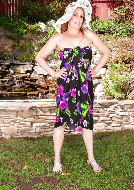 Very attractive american mature Cristine Ruby in nice skirt in nasty foot fetish outdoor