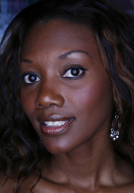 Peachy american milf Nyomi Banxxx exhibiting big titties and butt 